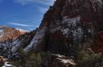 Neve e rocha. branco e vermelho se misturam no Zion National Park, em Utah, nos Estados Unidos